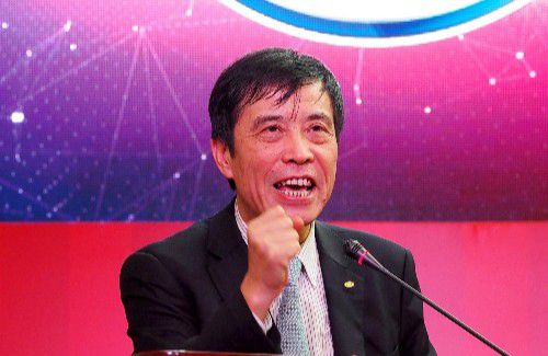 芒内找到了以前的同伙，神枪手—内德·洛根(由受人尊敬的摩根·弗里曼饰演)一起去寻找追捕对象。